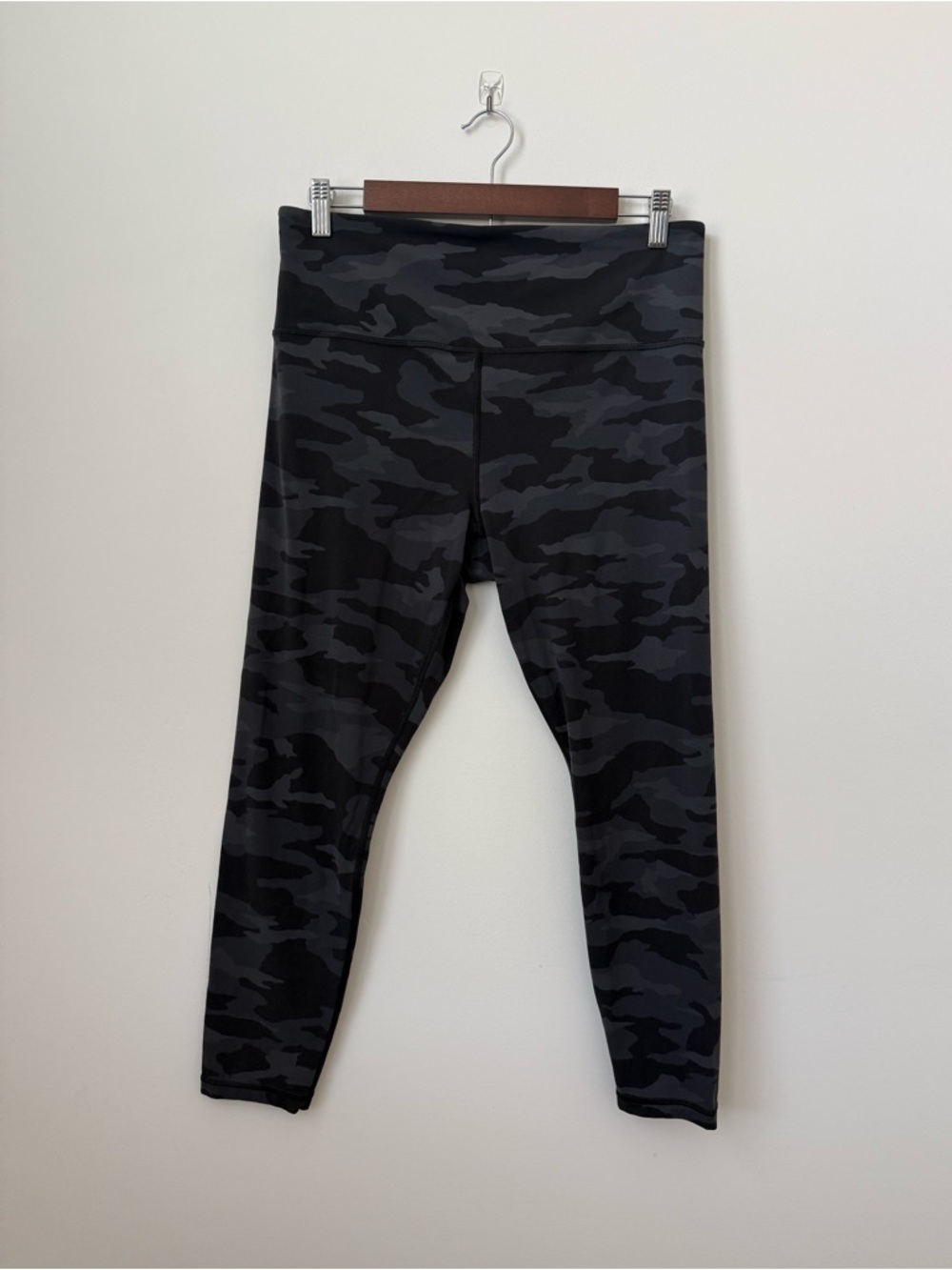 Athleta Elation 7/8 Tight Black Camo Size Large 23”